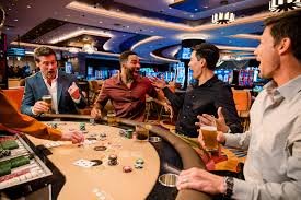 Area permainan poker live dengan dealer dan pemain terhubung secara real time